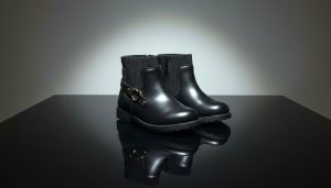 بوت بناتي أنيق بسحّاب جانبي ومشبك ذهبي، تصميم شتوي مريح من الجلد الصناعي 1 WhatsApp Image 2025 10 29 at 1.40.14 PM