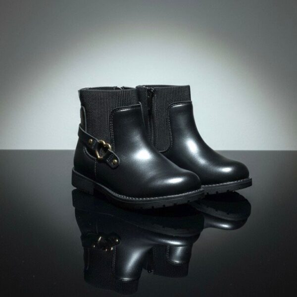 بوت بناتي أسود أنيق بسحّاب جانبي ومشبك ذهبي