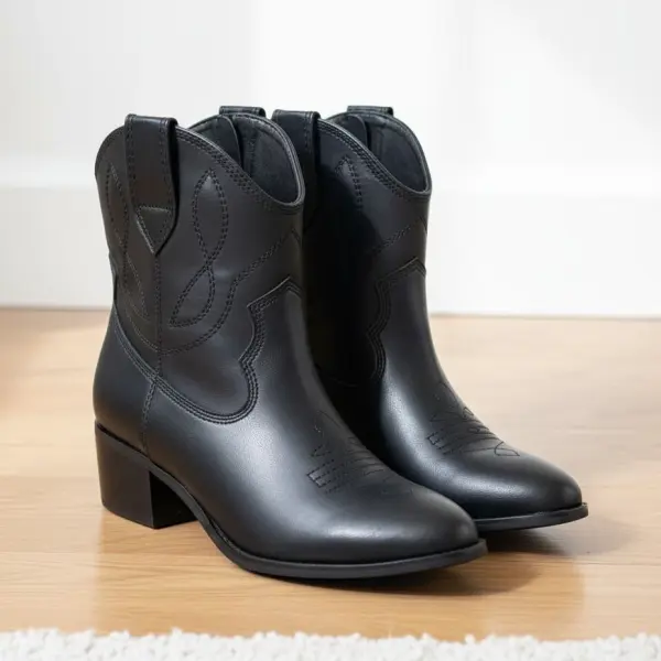 بوت نسائي جلد أسود بتصميم كاوبوي عصري، كعب متوسط وتفاصيل تطريز راقية