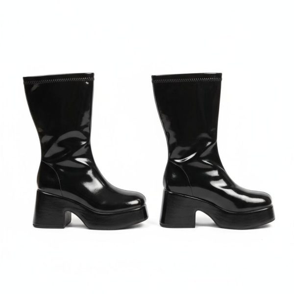 بوت نسائي أسود، بوت نسائي، بوت كعب عريض، بوت منصة، بوت أسود، بوت لامع، حذاء نسائي، بوت سواريه، بوت سبعينات، موضة كلاسيكية، أحذية نسائية أنيقة