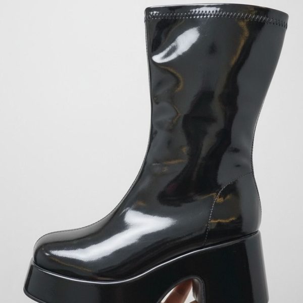 بوت نسائي أسود لامع بكعب عريض ومنصة مرتفعة، تصميم أنيق