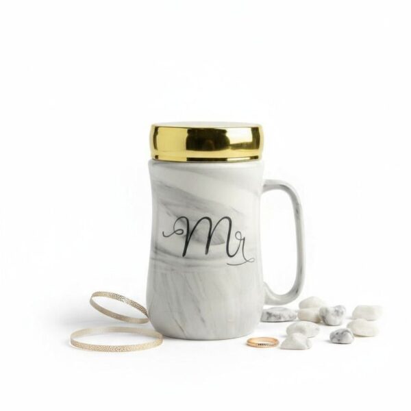 كوب قهوة خزفي رخام فاخر بحرف M وغطاء ذهبي، تصميم أنيق للهدايا والمناسبات