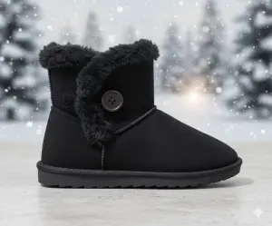 حذاء شتوي نسائي قصير أسود مبطن بالفرو الصناعي، تصميم أنيق ومريح مقاوم للبرد، مثالي للاستخدام اليومي في فصل الشتاء 1 WhatsApp Image 2025 10 29 at 10.18.08 AM 1