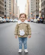 جاكيت بناتي بيج بياقة فرو بيضاء وسلسلة أرنب