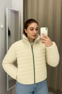 جاكيت شتوي نسائي فرو قصير بيج وأسود، تصميم أنيق ودافئ بخطوط أفقية وياقة مرتفعة، مثالي للإطلالات اليومية أو المناسبات الشتوية 2 WhatsApp Image 2025 10 29 at 11.47.22 AM