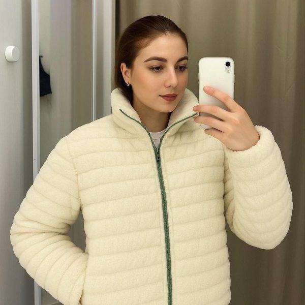 جاكيت شتوي نسائي فرو قصير بيج وأسود، تصميم أنيق ودافئ بخطوط أفقية وياقة مرتفعة