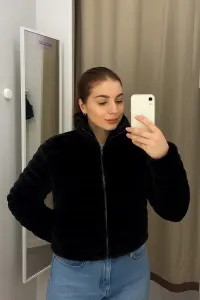 جاكيت شتوي نسائي فرو قصير بيج وأسود، تصميم أنيق ودافئ بخطوط أفقية وياقة مرتفعة، مثالي للإطلالات اليومية أو المناسبات الشتوية 1 WhatsApp Image 2025 10 29 at 11.51.58 AM