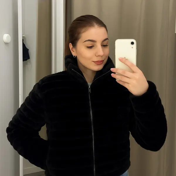 جاكيت شتوي نسائي، جاكيت شتوي، جاكيت فرو، جاكيت نسائي، معطف قصير، جاكيت عاجي، جاكيت مبطن، جاكيت فرو صناعي، جاكيت أنيق، جاكيت عصري، ملابس شتوية نسائية