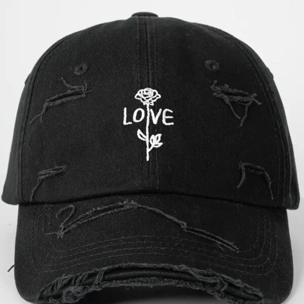 قبعة بيسبول نسائية بيضاء مطرزة بتصميم وردة وكلمة LOVE