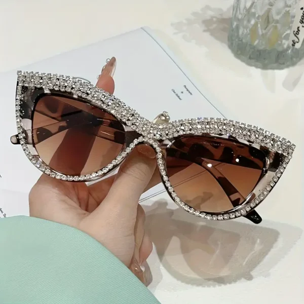 نظارة نسائية عين القطة، إطار معدني لامع مزين بحجر الراين