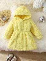 معطف فرو شتوي بناتي بقبعة، خامة فاخرة ولون أصفر باستيل