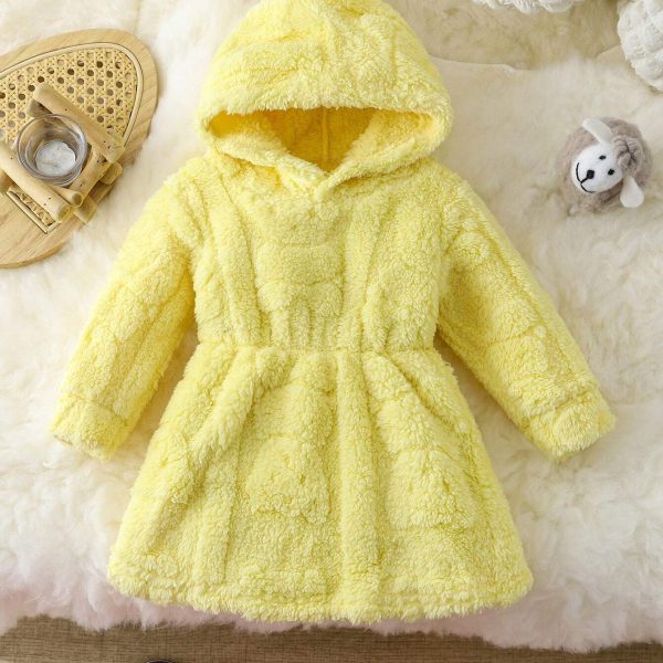 معطف فرو شتوي بناتي بقبعة، خامة فاخرة ولون أصفر باستيل