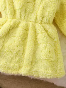 معطف فرو شتوي بناتي بقبعة، خامة فاخرة ولون أصفر باستيل، تصميم ناعم الملمس مريح للارتداء اليومي 6 173068363796f9a0b6625957b4310b7aa6b5619234