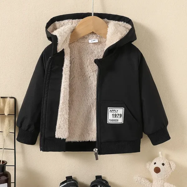 جاكيت فرو أطفال داخلي مبطن بقبعة، ألوان متعددة دافئة وشتوية تمنح مظهرًا جذابًا ومبهجًا
