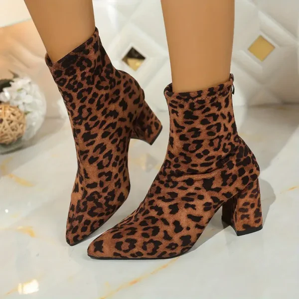 بوت نسائي بطبعة جلد النمر بكعب عالي ومقدمة مدببة، أنيق ودافئ للإطلالات الكاجوال والرسمية