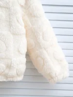 جاكيت فرو أطفال، جاكيت أطفال، جاكيت فرو، جاكيت شتوي، فرو صناعي للأطفال، ملابس شتوية أطفال، جاكيت دافئ، نقشة قلوب