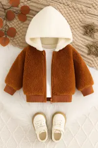 جاكيت فرو أطفال شتوي بقبعة مزدوجة اللون، خامة ناعمة ودافئة، مناسب للإطلالات اليومية أو الخروجات الشتوية 1 ChatGPT Image Nov 10 2025 01 35 54 PM