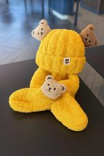 طقم شتوي فرو أطفال بتصميم دب لطيف، قبعة وقفازات وبوفية بلون أصفر