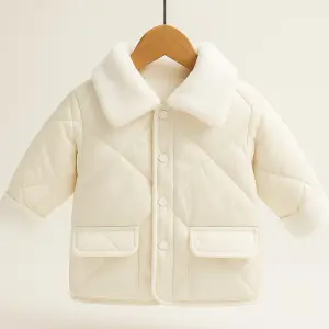 جاكيت أطفال مبطن فرو شتوي، أبيض كلاسيكي بياقة ناعمة وجيوب أمامية 1 ChatGPT Image Nov 10 2025 02 46 44 PM