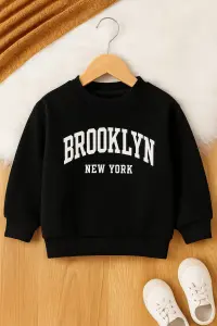 سويتشيرت أطفال قطن دافئ مطبوع BROOKLYN NEW YORK بألوان متعددة، مناسب للإطلالات اليومية والمدرسية 3 ChatGPT Image Nov 10 2025 02 59 46 PM