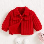جاكيت أطفال صوف شتوي باللون الأحمر، أزرار أمامية وجيوب جانبية دافئة، تصميم أنيق وعصري يناسب مختلف الإطلالات الشتوية