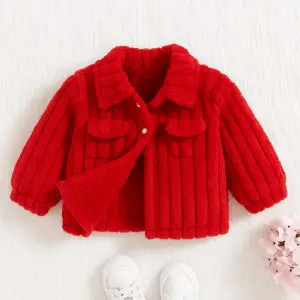 جاكيت أطفال صوف شتوي باللون الأحمر، أزرار أمامية وجيوب جانبية دافئة، تصميم أنيق وعصري يناسب مختلف الإطلالات الشتوية 1 ChatGPT Image Nov 10 2025 03 23 29 PM