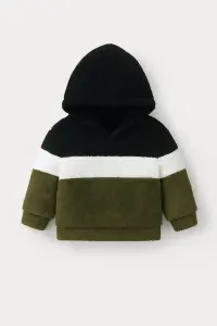 جاكيت فرو شتوي للأطفال بألوان متعددة، تصميم ناعم ودافئ للأيام الباردة، مثالي للإطلالات الكاجوال أو المناسبات الشتوية 2 ChatGPT Image Nov 11 2025 02 21 43 PM