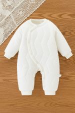 سالوبيت شتوي مبطن للمواليد، ملابس دافئة ومريحة لفصل الشتاء، خامة ناعمة تحافظ على راحة الطفل طوال اليوم