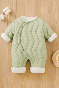 سالوبيت شتوي مبطن للمواليد، ملابس دافئة ومريحة لفصل الشتاء، خامة ناعمة تحافظ على راحة الطفل طوال اليوم 2 ChatGPT Image Nov 11 2025 03 19 04 PM