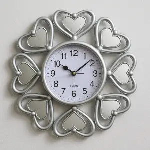 ساعة حائط بتصميم قلوب ذهبية وفضية أنيقة بإطار لامع ووجه أبيض واضح للديكور، قطعة ديكور أنيقة تكمّل أي تصميم داخلي 2 ChatGPT Image Nov 9 2025 01 37 57 PM