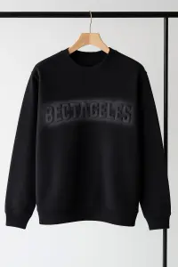 سويتشيرت رجالي بحروف بارزة، قطن ناعم بلون أسود وبيج لإطلالة شبابية عصرية 2 ChatGPT Image Nov 9 2025 12 29 46 PM