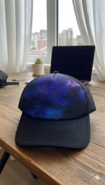✨ انطلق نحو الأناقة الكونية: اجعل إطلالتك متميزة وملفتة للأنظار مع قبعة التروكر هذه التي تحمل جمال الكون بين يديك. تصميم المجرة بألوانها الزاهية (الأزرق والأرجواني الداكن) مع النجوم المتلألئة يمنحك قطعة فنية قابلة للارتداء. ✅ المميزات الرئيسية: تصميم فريد: طبعة المجرة بدقة عالية، مما يجعل كل قبعة قطعة فنية مختلفة. راحة وتهوية: شبكة خلفية سوداء تضمن تدفق الهواء الممتاز، مثالية للأيام المشمسة والنشاطات الخارجية. جودة ومتانة: مصنوعة من مواد قوية تحافظ على شكل القبعة ولون الطبعة زاهياً. مقاس شامل: مزودة بإغلاق Snapback (قابل للتعديل) ليناسب جميع الأحجام بشكل مريح وآمن. 💡 مثالية لـ: الإطلالات الكاجوال اليومية والمهرجانات الموسيقية. عشاق الفضاء وعلم الفلك. إضافة لمسة جريئة ومبتكرة إلى أي مظهر.