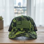 قبعة شبكية تروكر شبكية بتصميم العلم الأمريكي المموه، إطلالة تكتيكية (Neon Green Camo)