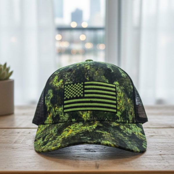 قبعة تروكر شبكية بتصميم العلم الأمريكي المموه - إطلالة تكتيكية (Neon Green Camo)