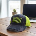 قبعة تروكر (Trucker Hat) العلم الأمريكي الفوسفوري - تصميم أسود نيون