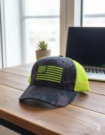 قبعة تروكر (Trucker Hat) العلم الأمريكي الفوسفوري - تصميم أسود ونيون جريء