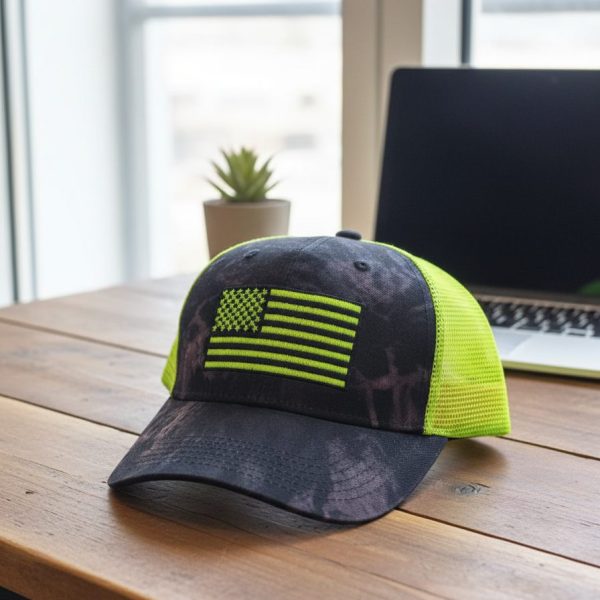 قبعة تروكر (Trucker Hat) العلم الأمريكي الفوسفوري - تصميم أسود ونيون جريء