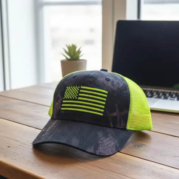 قبعة تروكر (Trucker Hat) العلم الأمريكي الفوسفوري - تصميم أسود ونيون جريء