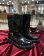 بوت نسائي أسود لامع بسحّاب جانبي وحزام ذهبي