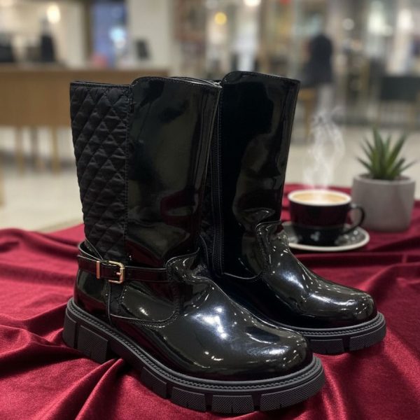 بوت نسائي أسود لامع بسحّاب جانبي وحزام ذهبي