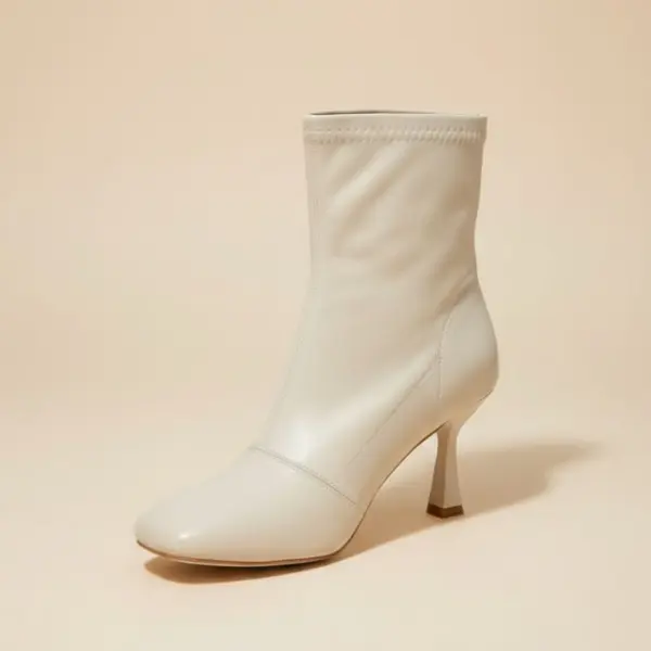بوت نسائي أوف وايت بكعب متوسط، جلد صناعي فاخر بتصميم أنيق وعصري