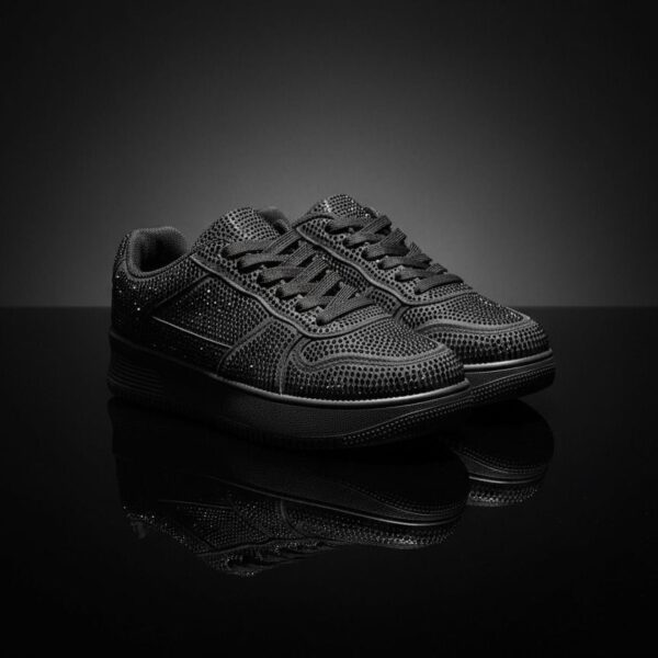 شوز نسائي أسود مزين بالكريستالات، تصميم رياضي فاخر يجمع بين الأناقة والراحة