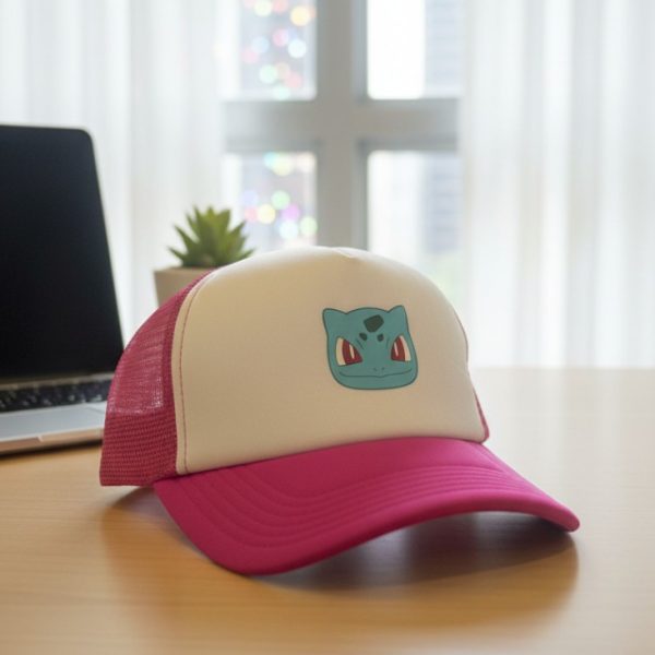 قبعة تروكر (Trucker Hat) بتصميم Bulbasaur - لمحبي Pokémon (وردي فوشيا وأبيض)