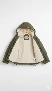 جاكيت أطفال زيتي شتوي مبطن بفرو صناعي، تصميم مقاوم للبرد والرطوبة بقبعة قابلة للفصل 2 WhatsApp Image 2025 11 01 at 2.47.40 PM 3