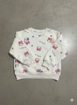 سويتشيرت أطفال أبيض بطبعة My Melody وزهور صغيرة، تصميم قطني ناعم ومريح للإطلالات اليومية