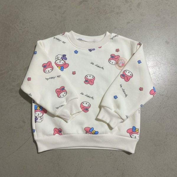 سويتشيرت أطفال أبيض بطبعة My Melody وزهور صغيرة، تصميم قطني ناعم ومريح للإطلالات اليومية