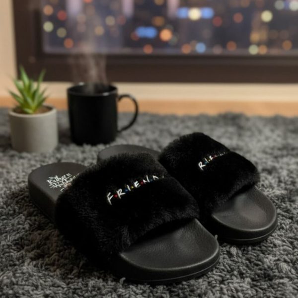 سليبر فرو نسائي أسود بتصميم FRIENDS، شبشب منزلي ناعم ودافئ لفصل الشتاء