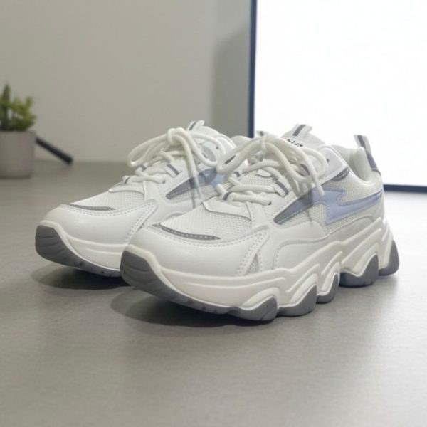 شوز نسائي أبيض Chunky بتفاصيل رمادية وبنفسجية، حذاء رياضي عصري مريح وخفيف