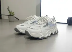 شوز نسائي أبيض Chunky بتفاصيل رمادية وبنفسجية، حذاء رياضي عصري مريح وخفيف 1 WhatsApp Image 2025 11 01 at 2.47.41 PM 3