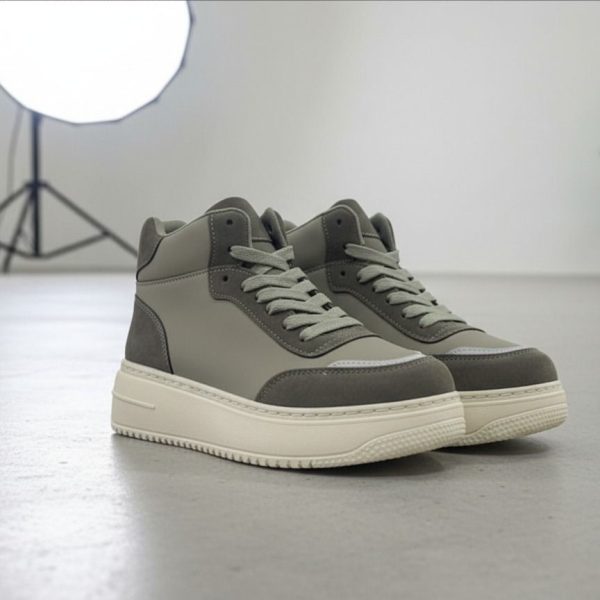 حذاء سنيكرز نسائي عصري عالي الرقبة بلون رمادي مطفٍ مع نعل سميك أبيض مائل للبيج